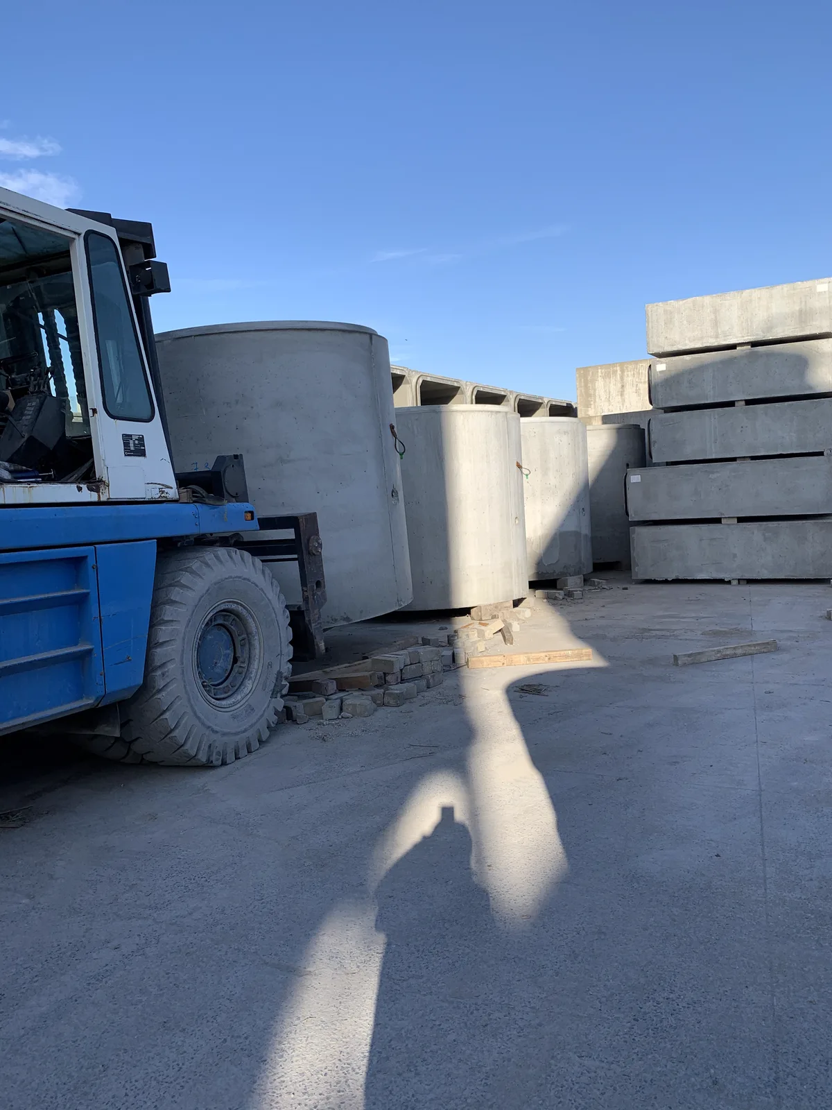 Betonnen slibvangputten of bezinkputten op een productieterrein