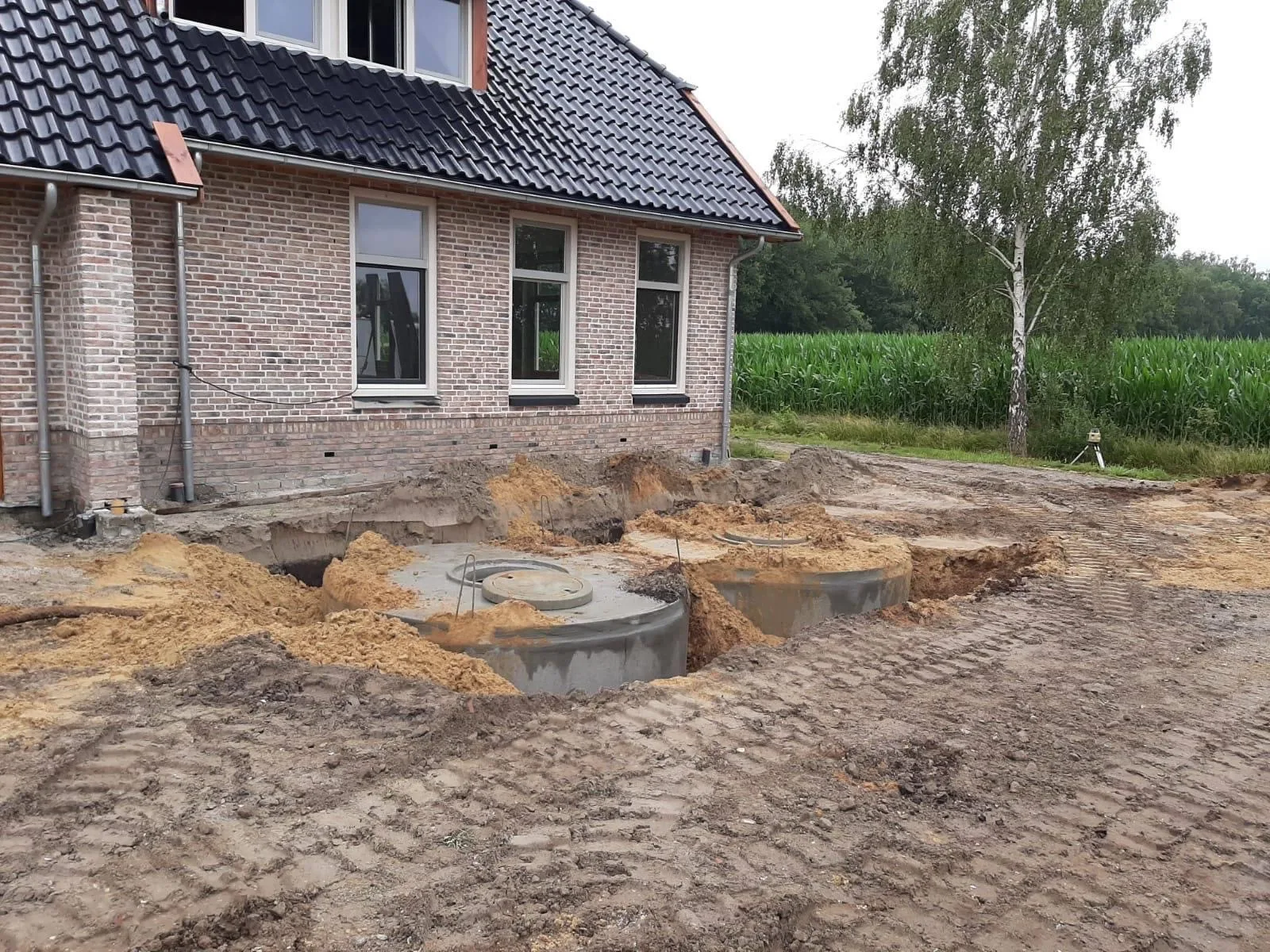 Installatie van een IBA-systeem voor afvalwaterzuivering bij een woning in het buitengebied