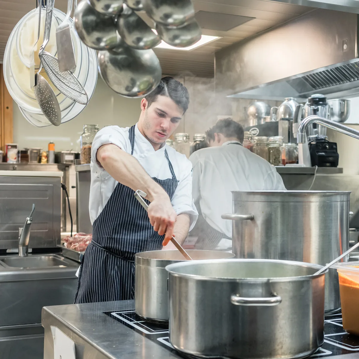 Professionele keuken waar vet- en zetmeelhoudend afvalwater voor de vetafscheider of vetvanger vrijkomt